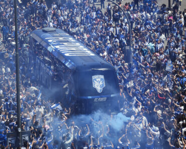 Incrível. Mar De Gente “Engole” Autocarro Do FC Porto No Dragão Incrível. Mar De Gente “Engole” Autocarro Do FC Porto No Dragão