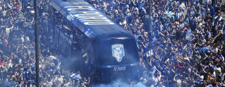 Incrível. Mar De Gente “Engole” Autocarro Do FC Porto No Dragão Incrível. Mar De Gente “Engole” Autocarro Do FC Porto No Dragão