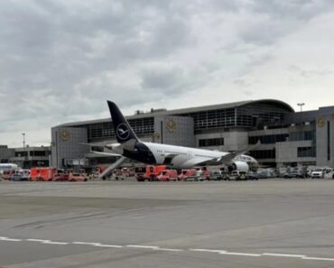 Trem De Aterragem De Boeing Da Lufthansa Parte-se No Aeroporto De Frankfurt. Tripulação Ficou Ferida Trem De Aterragem De Boeing Da Lufthansa Parte-se No Aeroporto De Frankfurt. Tripulação Ficou Ferida