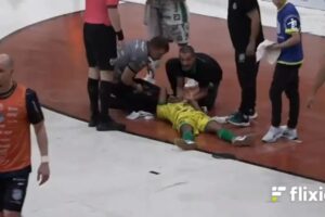 Lâmpada Cai e Atinge Jogador De Futsal Em Jogo No Brasil