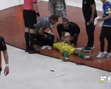 Lâmpada Cai e Atinge Jogador De Futsal Em Jogo No Brasil Lâmpada Cai e Atinge Jogador De Futsal Em Jogo No Brasil