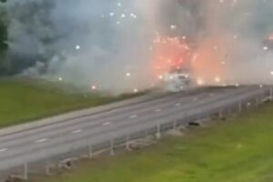 Camião Incendeia-se e Assiste-se a Fogo De Artifício Em Plena Autoestrada