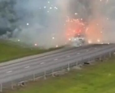 Camião Incendeia-se e Assiste-se a Fogo De Artifício Em Plena Autoestrada Camião Incendeia-se e Assiste-se a Fogo De Artifício Em Plena Autoestrada