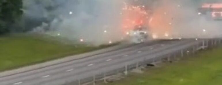 Camião Incendeia-se e Assiste-se a Fogo De Artifício Em Plena Autoestrada Camião Incendeia-se e Assiste-se a Fogo De Artifício Em Plena Autoestrada