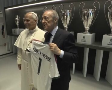 Papa Leão XIV Recebe Camisola Do Real Madrid Durante a Visita Ao Bernabéu Papa Leão XIV Recebe Camisola Do Real Madrid Durante a Visita Ao Bernabéu