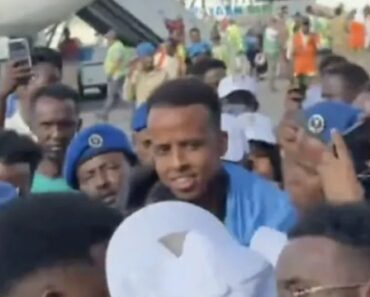 Árbitro Impedido De Ir Ao Mundial é Recebido Como Herói Na Somália Árbitro Impedido De Ir Ao Mundial é Recebido Como Herói Na Somália