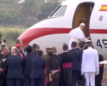 Rei De Espanha Empresta Avião a Papa Leão XIV Após Avaria No Voo De Regresso a Roma Rei De Espanha Empresta Avião a Papa Leão XIV Após Avaria No Voo De Regresso a Roma