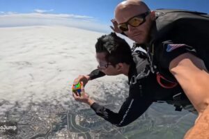 Paraquedista Resolve Dois Cubos De Rubik a 4 Mil Metros De Altura e Entra Para o Guinness