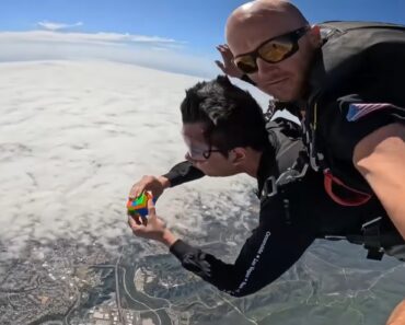 Paraquedista Resolve Dois Cubos De Rubik a 4 Mil Metros De Altura e Entra Para o Guinness Paraquedista Resolve Dois Cubos De Rubik a 4 Mil Metros De Altura e Entra Para o Guinness