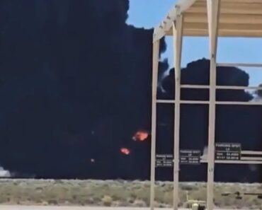 Vídeos Mostram Destruição Deixada Após Queda De Bombardeiro Nos EUA Vídeos Mostram Destruição Deixada Após Queda De Bombardeiro Nos EUA