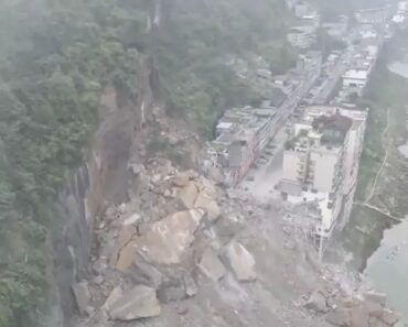 O Momento Em Que Deslizamento De Terras Atinge Zona Residencial Na China O Momento Em Que Deslizamento De Terras Atinge Zona Residencial Na China