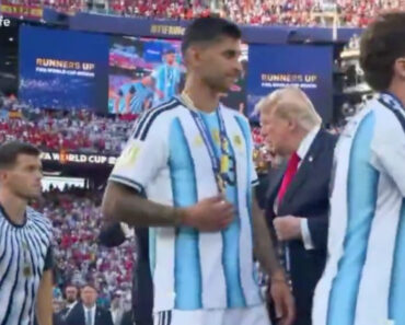 Cristian Romero Ignorou Donald Trump Na Cerimónia De Entrega Das Medalhas Cristian Romero Ignorou Donald Trump Na Cerimónia De Entrega Das Medalhas