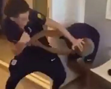 Imagens Chocantes Mostram Dois Internacionais Jovens Por Inglaterra a Trocarem Agressões Num Hotel Imagens Chocantes Mostram Dois Internacionais Jovens Por Inglaterra a Trocarem Agressões Num Hotel