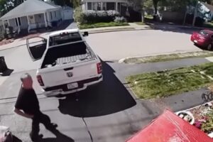 A Incrível Aventura Do Homem Que Tentou Transportar Um Armário De Metal Com o Carro
