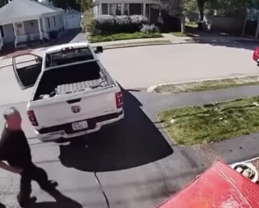 A Incrível Aventura Do Homem Que Tentou Transportar Um Armário De Metal Com o Carro A Incrível Aventura Do Homem Que Tentou Transportar Um Armário De Metal Com o Carro