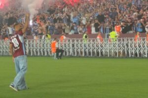 De Arrepiar. Salah Recebido Como Um “Rei” No Estádio Do Trabzonspor