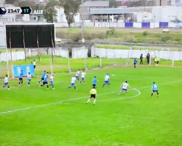 Bola Sai Do Estádio e Provoca Acidente De Viação Durante Jogo De Futebol No Uruguai Bola Sai Do Estádio e Provoca Acidente De Viação Durante Jogo De Futebol No Uruguai