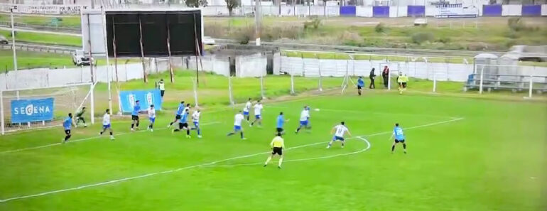Bola Sai Do Estádio e Provoca Acidente De Viação Durante Jogo De Futebol No Uruguai Bola Sai Do Estádio e Provoca Acidente De Viação Durante Jogo De Futebol No Uruguai