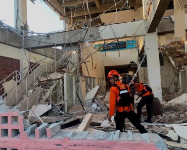 Sismo De Magnitude 7.7 Provoca Rasto De Destruição Na Indonésia Sismo De Magnitude 7.7 Provoca Rasto De Destruição Na Indonésia
