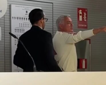 Mourinho Voltou Atrás Na Sala De Imprensa Para ‘Picar’ Jornalista: “Este Tem Muitos Contactos!” Mourinho Voltou Atrás Na Sala De Imprensa Para ‘Picar’ Jornalista: “Este Tem Muitos Contactos!”