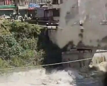 Momento De Pânico Em Autocarro Quando Rio Transborda No Nepal Momento De Pânico Em Autocarro Quando Rio Transborda No Nepal