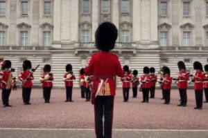 Troca Da Guarda Em Buckingham Homenageia Dolly Parton Com “9 To 5”