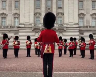 Troca Da Guarda Em Buckingham Homenageia Dolly Parton Com “9 To 5” Troca Da Guarda Em Buckingham Homenageia Dolly Parton Com “9 To 5”