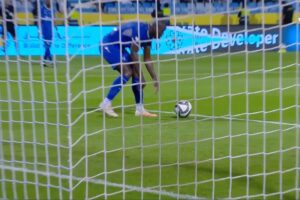 Insólito: Guarda-Redes Do Al Hilal Deu a Bola Ao Defesa Para Marcar Pontapé De Baliza e Árbitro Assinalou… Penálti