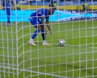 Insólito: Guarda-Redes Do Al Hilal Deu a Bola Ao Defesa Para Marcar Pontapé De Baliza e Árbitro Assinalou… Penálti Insólito: Guarda-Redes Do Al Hilal Deu a Bola Ao Defesa Para Marcar Pontapé De Baliza e Árbitro Assinalou… Penálti