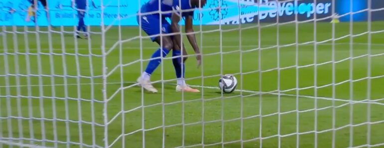 Insólito: Guarda-Redes Do Al Hilal Deu a Bola Ao Defesa Para Marcar Pontapé De Baliza e Árbitro Assinalou… Penálti Insólito: Guarda-Redes Do Al Hilal Deu a Bola Ao Defesa Para Marcar Pontapé De Baliza e Árbitro Assinalou… Penálti