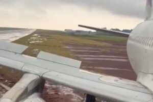 Avião Sai Da Pista e Fica Atolado Na Lama Em Aeroporto No Brasil