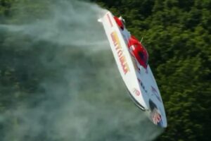 Imagens Impressionantes: Barco De Corrida “Voa” Durante Prova Nos EUA