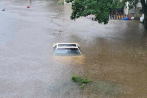Cheias Repentinas Deixam Carros Submersos e Casas Alagadas Nos EUA