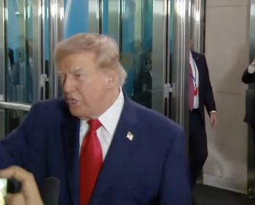 Trump Vê Repórter Da CNN e Reage: «Não Deveria Estar Aqui» Trump Vê Repórter Da CNN e Reage: «Não Deveria Estar Aqui»