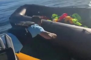 Ativista Perfura Bote De Requerentes De Asilo No Canal Da Mancha