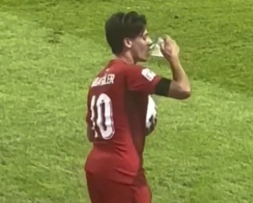 Surreal. Arda Guler Pede Água e Quase Leva Com Saco Cheio De Garrafas Surreal. Arda Guler Pede Água e Quase Leva Com Saco Cheio De Garrafas