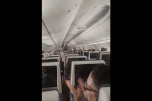 Avião Alvo De Ataque Consegue Aterrar Na Arábia Saudita e Passageiros Festejam Efusivamente