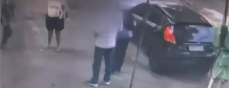 Ladrão Arranca Aliança De Homem à Dentada Em Frente a Escola No Brasil Ladrão Arranca Aliança De Homem à Dentada Em Frente a Escola No Brasil