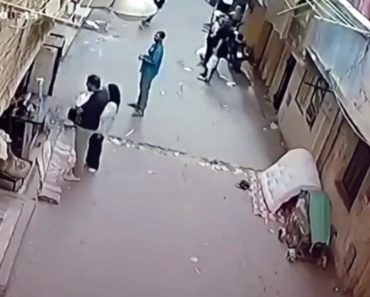Câmara Regista Momento Em Que Homem Salva Criança Durante Queda Do Segundo Andar Câmara Regista Momento Em Que Homem Salva Criança Durante Queda Do Segundo Andar