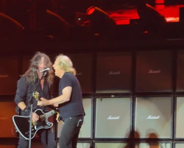 Dave Grohl Sobe Ao Palco Com Os AC/DC e Concretiza Sonho De Infância Dave Grohl Sobe Ao Palco Com Os AC/DC e Concretiza Sonho De Infância