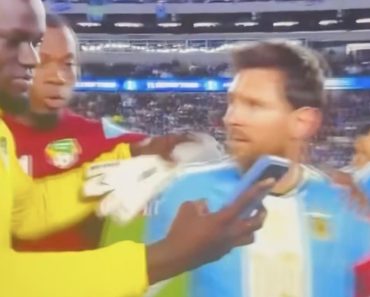 Queria Uma Selfie Com Messi a Todo o Custo… e Colega De Equipa Teve De Intervir Queria Uma Selfie Com Messi a Todo o Custo… e Colega De Equipa Teve De Intervir