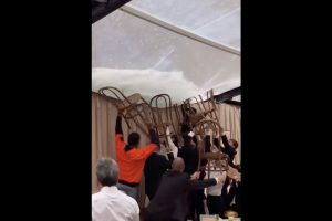 Chuva Obriga Convidados De Casamento a Segurar a Tenda Com Cadeiras