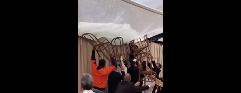 Chuva Obriga Convidados De Casamento a Segurar a Tenda Com Cadeiras Chuva Obriga Convidados De Casamento a Segurar a Tenda Com Cadeiras