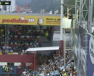 Adeptos Abanam Bancada No Brasil e Jogo é Interrompido Por Operador De Câmera Ficar Em Risco De Queda Adeptos Abanam Bancada No Brasil e Jogo é Interrompido Por Operador De Câmera Ficar Em Risco De Queda