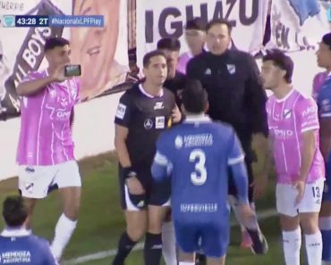 Jogador Recorre Ao Telemóvel Para Provar Erro Do Árbitro e Decisão Acaba Revertida Na Argentina Jogador Recorre Ao Telemóvel Para Provar Erro Do Árbitro e Decisão Acaba Revertida Na Argentina