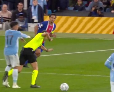 Enzo Fernández Atropelou Árbitro e Provocou Queda Durante Jogo Com o PSG Enzo Fernández Atropelou Árbitro e Provocou Queda Durante Jogo Com o PSG