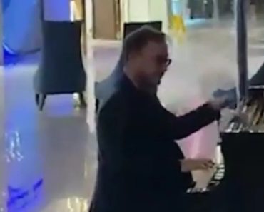 Com Chuva Forte (e Inundações), Pianista Toca Música De Titanic Em Hotel Turquia Com Chuva Forte (e Inundações), Pianista Toca Música De Titanic Em Hotel Turquia