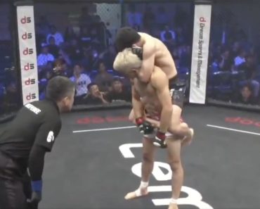 Sugimoto Seiya Finge Perder a Consciência Em Combate Para Escapar De Estrangulamento Sugimoto Seiya Finge Perder a Consciência Em Combate Para Escapar De Estrangulamento