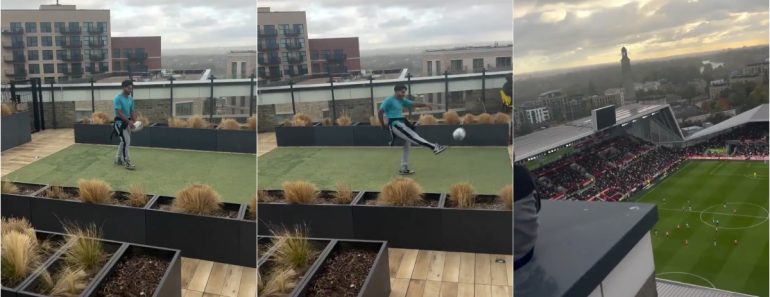 Adepto Chuta Bola De Varanda Para Dentro Do Estádio Do Brentford Durante Jogo Com o Liverpool Adepto Chuta Bola De Varanda Para Dentro Do Estádio Do Brentford Durante Jogo Com o Liverpool