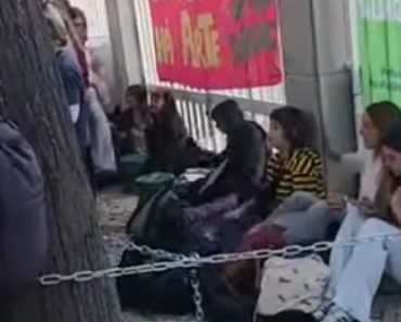 Alunos Bloqueiam Escolas Em Lisboa. Acusam Governo De “Vender” Futuro Alunos Bloqueiam Escolas Em Lisboa. Acusam Governo De “Vender” Futuro